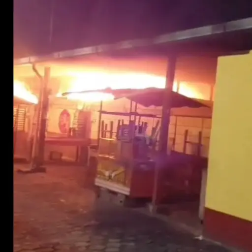 El fuego consumió varios locales del mercado de San José El Ídolo. ,Bomberos Voluntarios