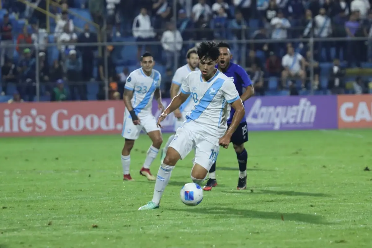 Olger Escobar durante el duelo ante El Salvador por la Nations League 