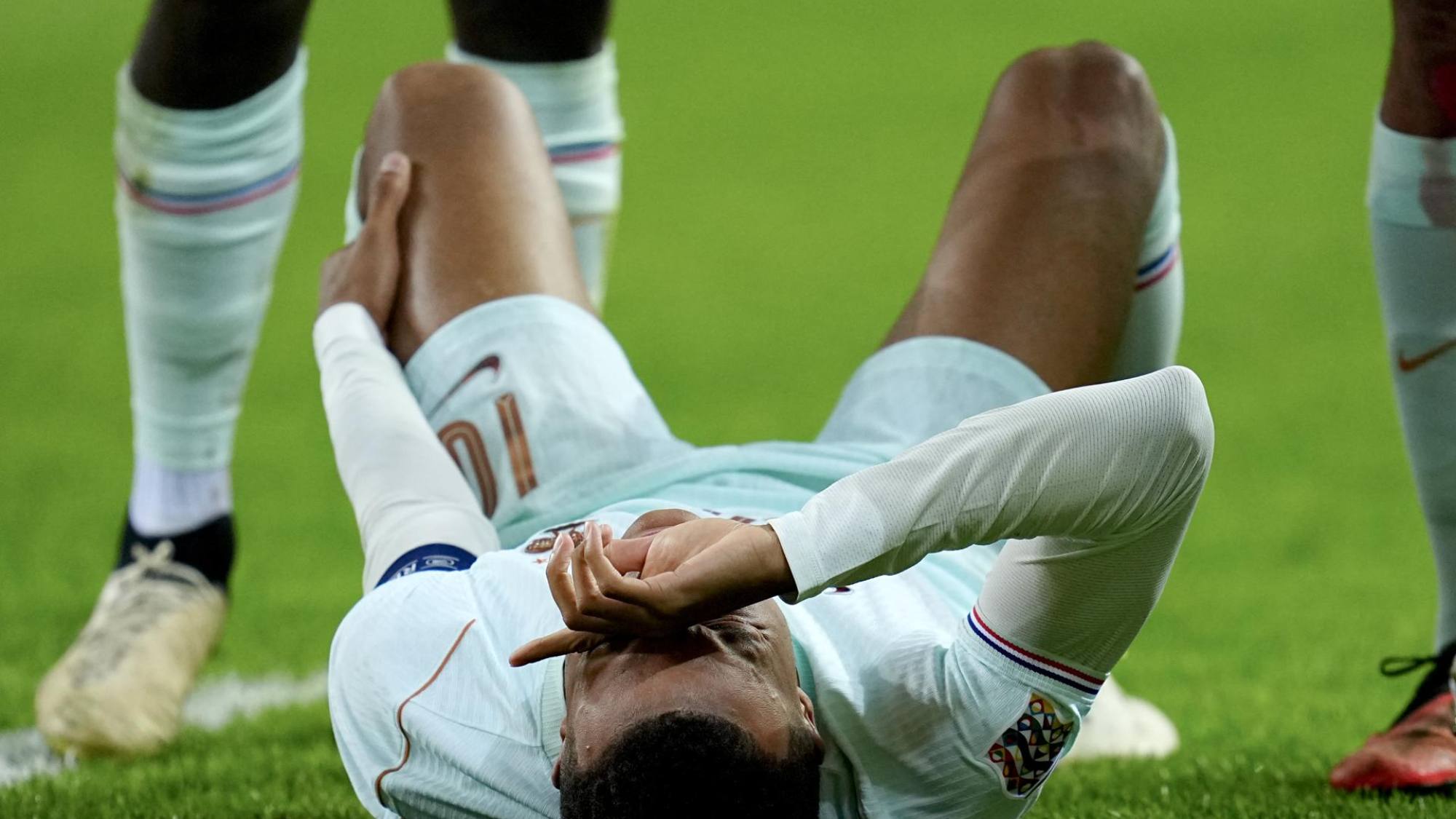 Mbappé, con hiperextensión en la rodilla izquierda, estará de baja entre 10 y 12 días