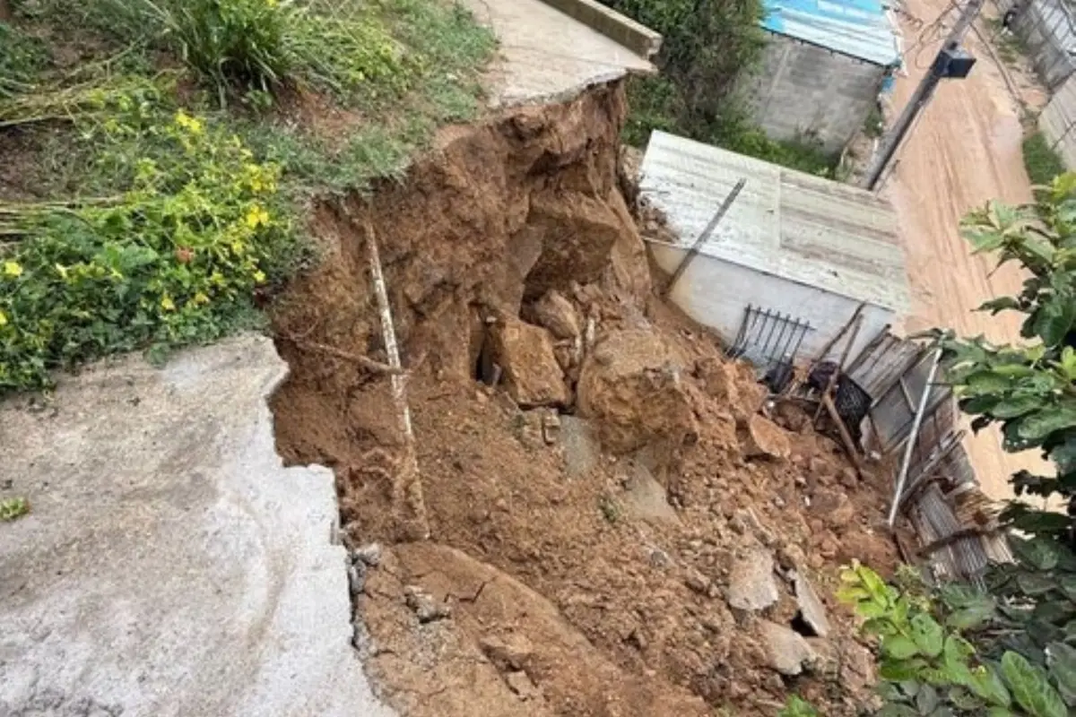 El derrumbe afectó un terreno valdío de San Pedro Ayampuc., Conred.