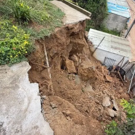 El derrumbe afectó un terreno valdío de San Pedro Ayampuc. ,Conred.