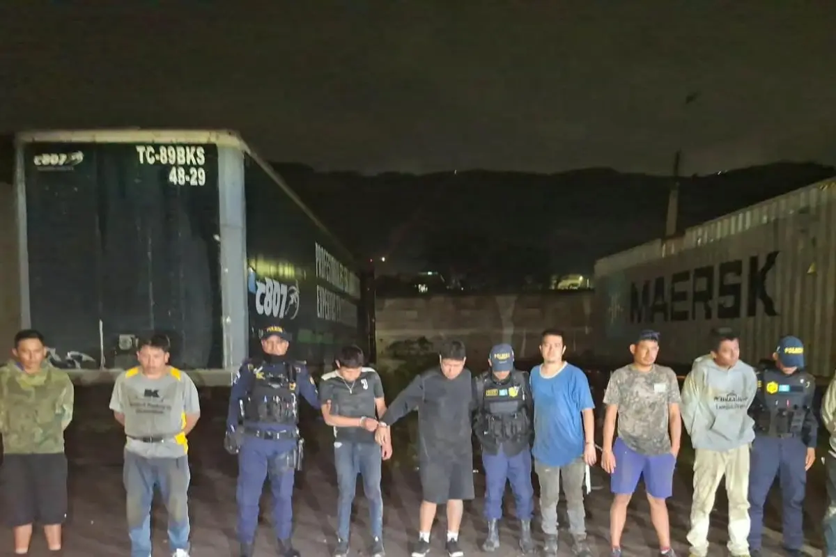 Los detenidos fueron sorporendidos descargando mercadería, según las autoridades., PNC de Guatemala.