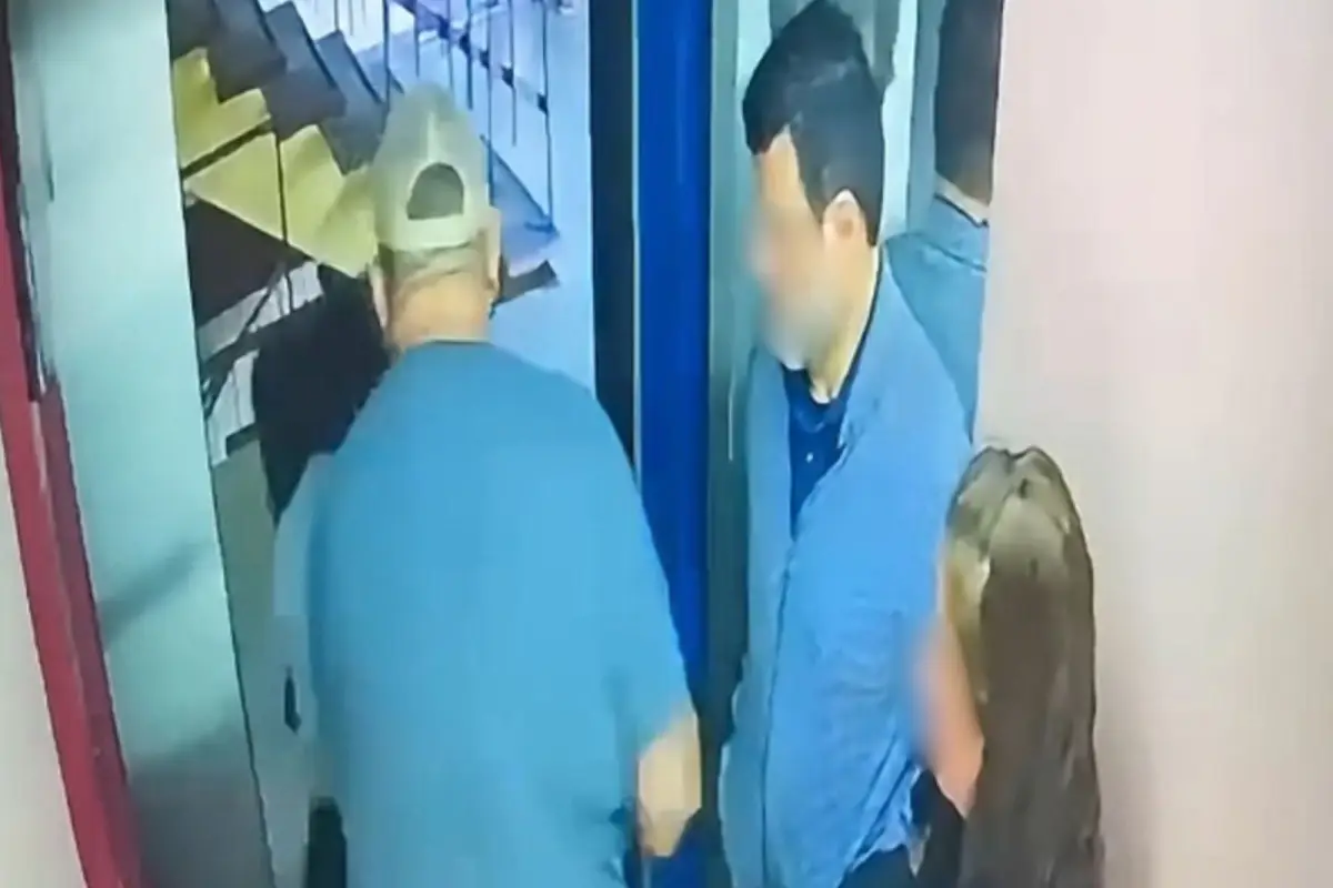 Momento en el que la joven ascensorista es lanzada con un empujón. , Captura de pantalla.
