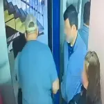 Momento en el que la joven ascensorista es lanzada con un empujón.  ,Captura de pantalla.