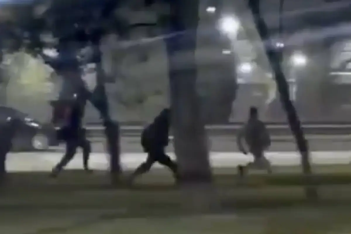 Repartidores persiguen a presunto asaltante y termina arrollado en Argentina., Captura de pantalla video de X.