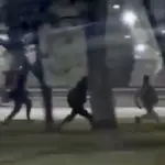 Video capta el momento en que presunto delincuente es atropellado tras asaltar a repartidor por aplicación t