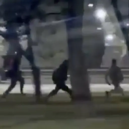 Repartidores persiguen a presunto asaltante y termina arrollado en Argentina. ,Captura de pantalla video de X.