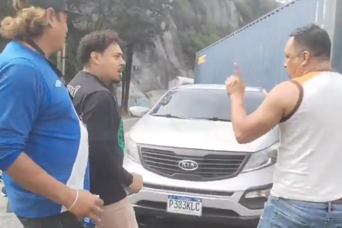 Los involucrados pelearon tras un accidente de tránsito. , Captura de pantalla.