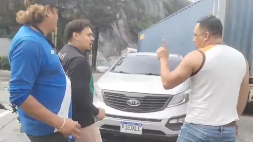 Los involucrados pelearon tras un accidente de tránsito.  ,Captura de pantalla.