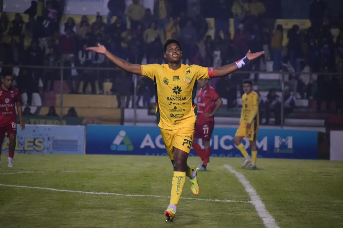 Óscar Linton celebrando gol ante Malacateco 