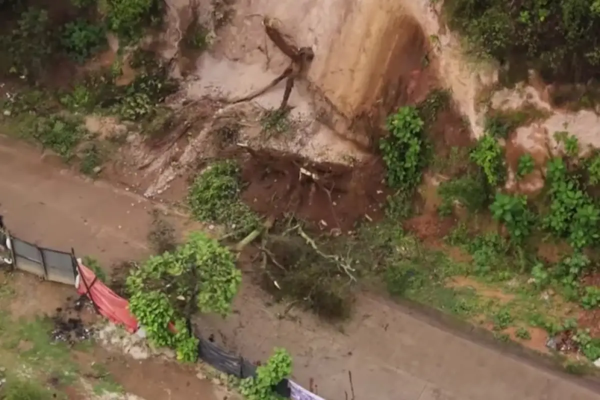Recientemente un derrumbe ocurrió en el kilómetro 33 de la Ruta Departamental SAC-11, Santiago Sacatepéquez, Sacatepéquez., Conred.