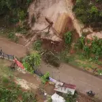 Recientemente un derrumbe ocurrió en el kilómetro 33 de la Ruta Departamental SAC-11, Santiago Sacatepéquez, Sacatepéquez. ,Conred.