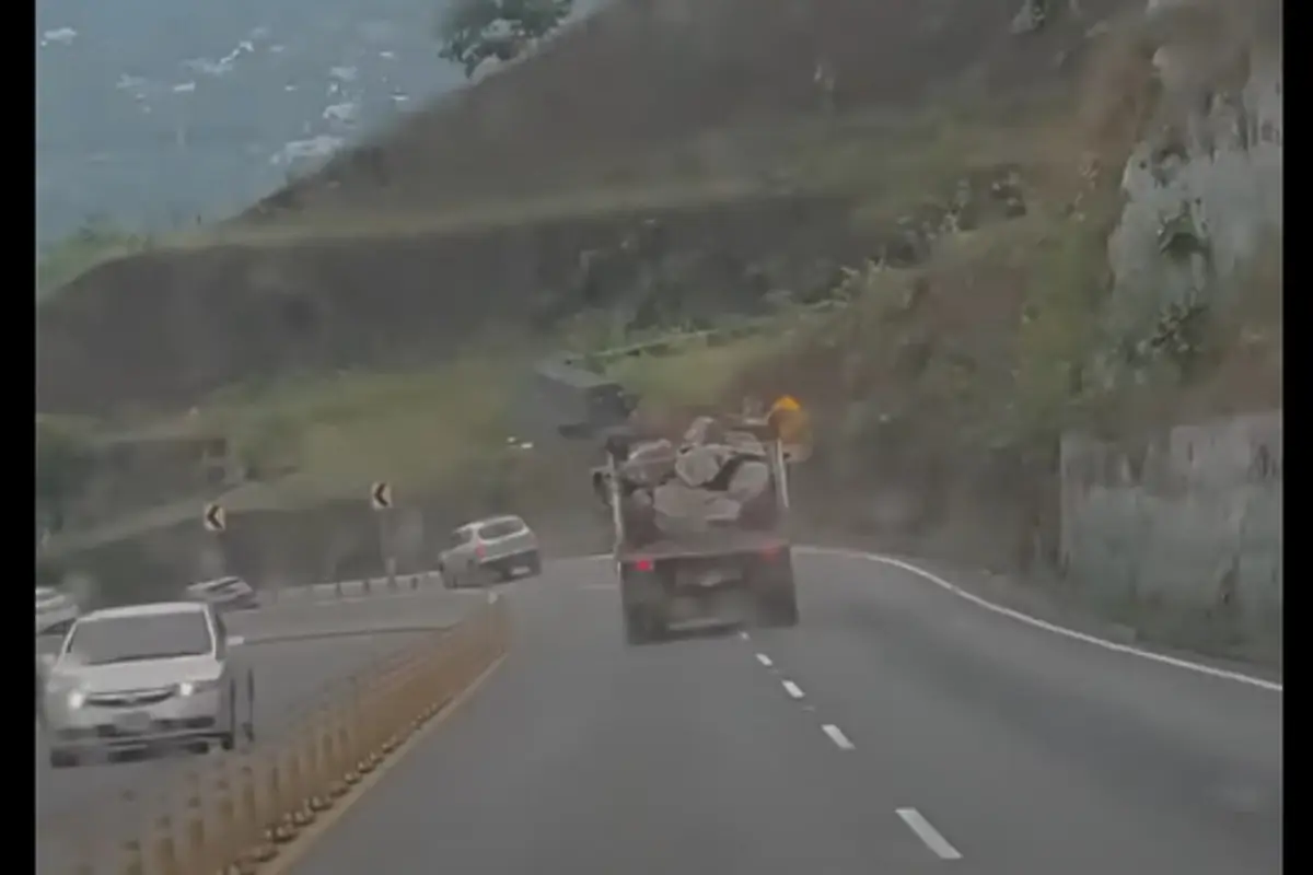 Este camión protagonizó un fuerte accidente de tránsito en la VAS., Captura de pantalla.