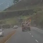 Este camión protagonizó un fuerte accidente de tránsito en la VAS. ,Captura de pantalla.