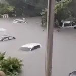 Calles convertidas en ríos y vehículos sumergidos. ,Captura de pantalla video de X.