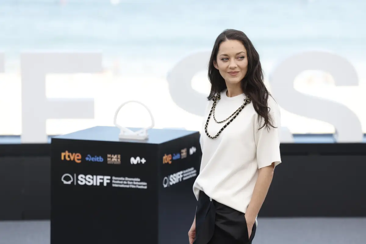 La actriz francesa Marion Cotillard, posa en la 74 edición del Festival de Cine de San Sebastián donde presenta su película ´Ce matin-là´, que compite en la Sección Oficial del certamen, EFE/Juan Herrero