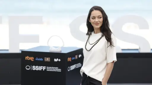 La actriz francesa Marion Cotillard, posa en la 74 edición del Festival de Cine de San Sebastián donde presenta su película ´Ce matin-là´, que compite en la Sección Oficial del certamen , EFE/Juan Herrero