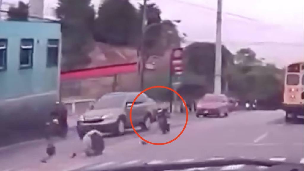 VIDEO: Motocicleta "sin conductor" provoca insólita cadena de accidentes en zona 18