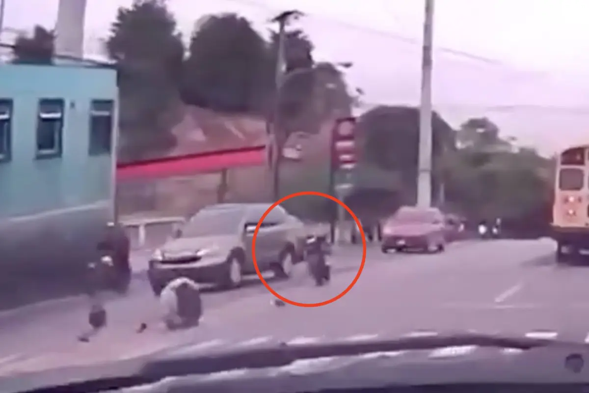 Imprudencia de motorista provoca choque entre tres motos y un automóvil., Captura de pantalla video de X.