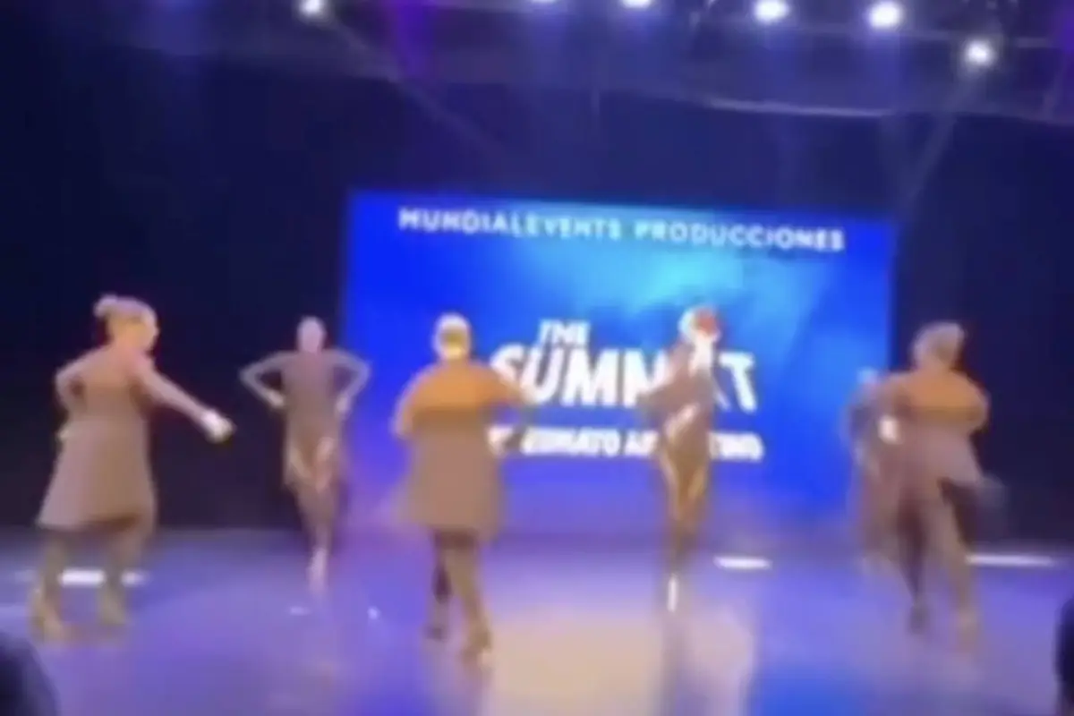 Pantalla gigante cae sobre bailarinas durante presentación en Argentina., Captura de pantalla video de X.