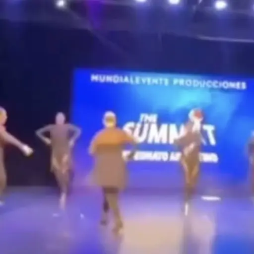 Pantalla gigante cae sobre bailarinas durante presentación en Argentina. ,Captura de pantalla video de X.
