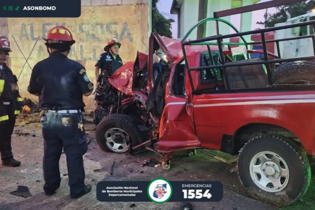 El percance vial ocurrió en el kilómetro 142 de la ruta al Atlántico., Bomberos Municipales Departamentales