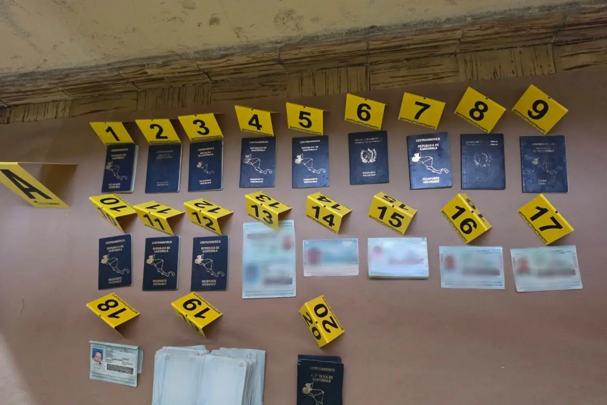 Documentos localizados durante el allanamiento en zona 1., PNC
