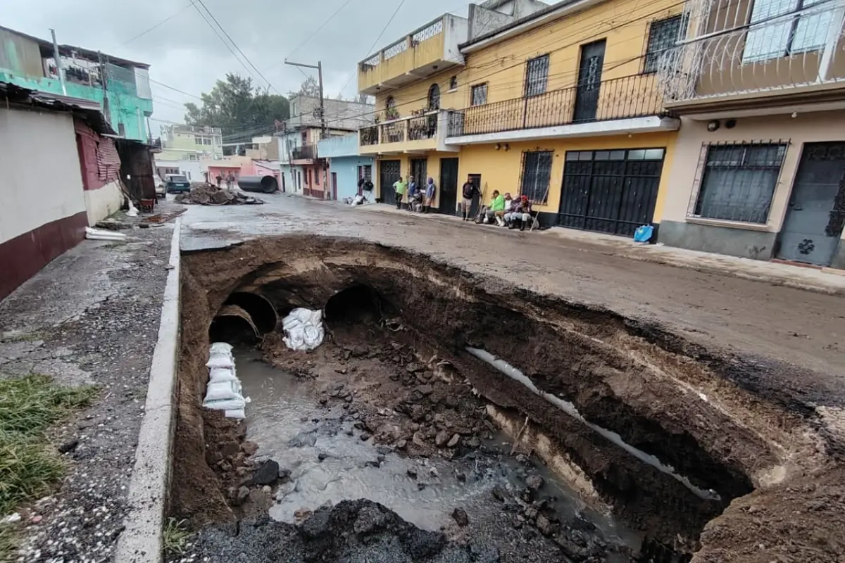 Trabajos en el área donde ocurrió el hundimiento en la colonia Pablo VI, zona 7 de Mixco., Omar Solís/Emisoras Unidas