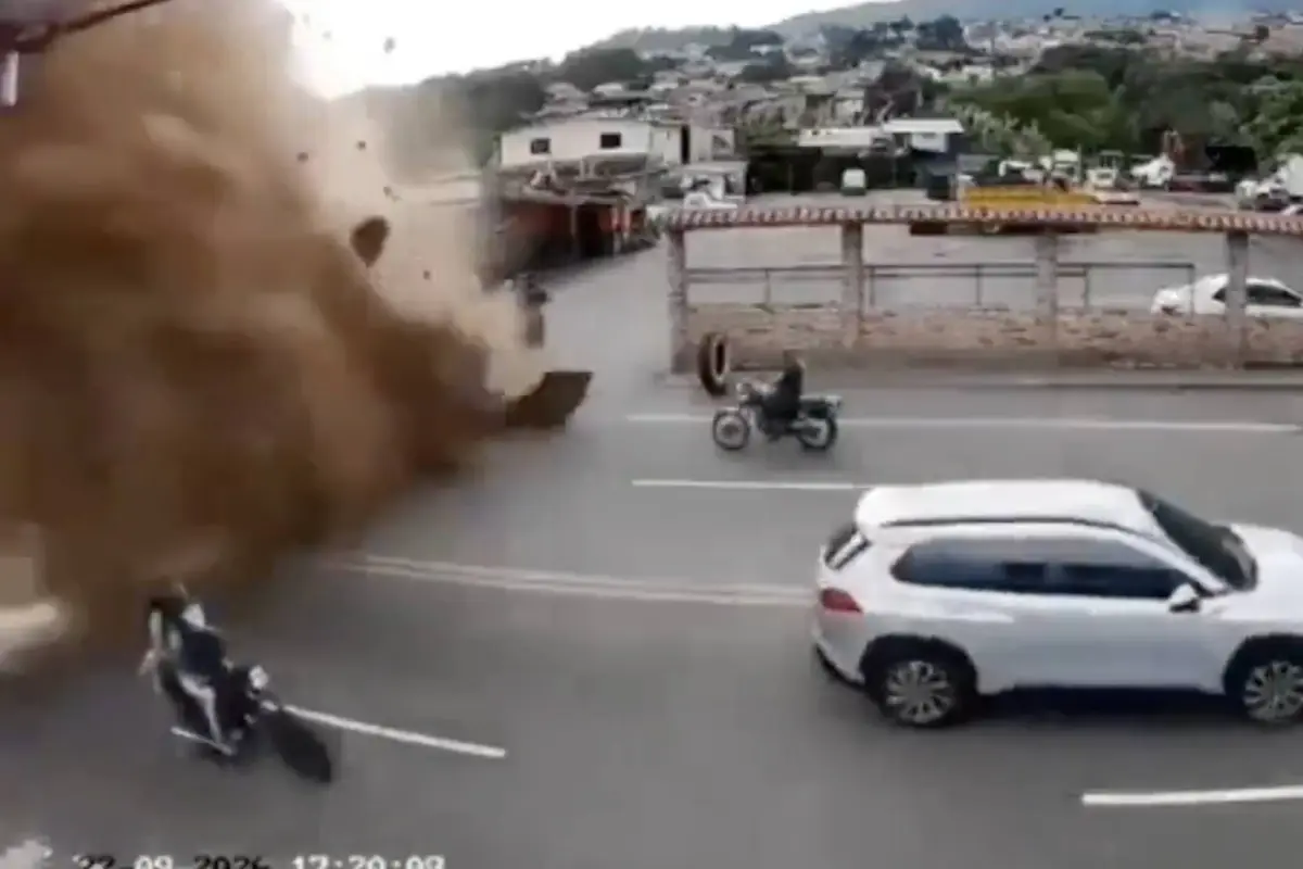 Tubería de alta presión explota en plena carretera y deja dos heridos en Venezuela., Captura de pantalla video de X.