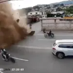 Tubería de alta presión explota en plena carretera y deja dos heridos en Venezuela. ,Captura de pantalla video de X.