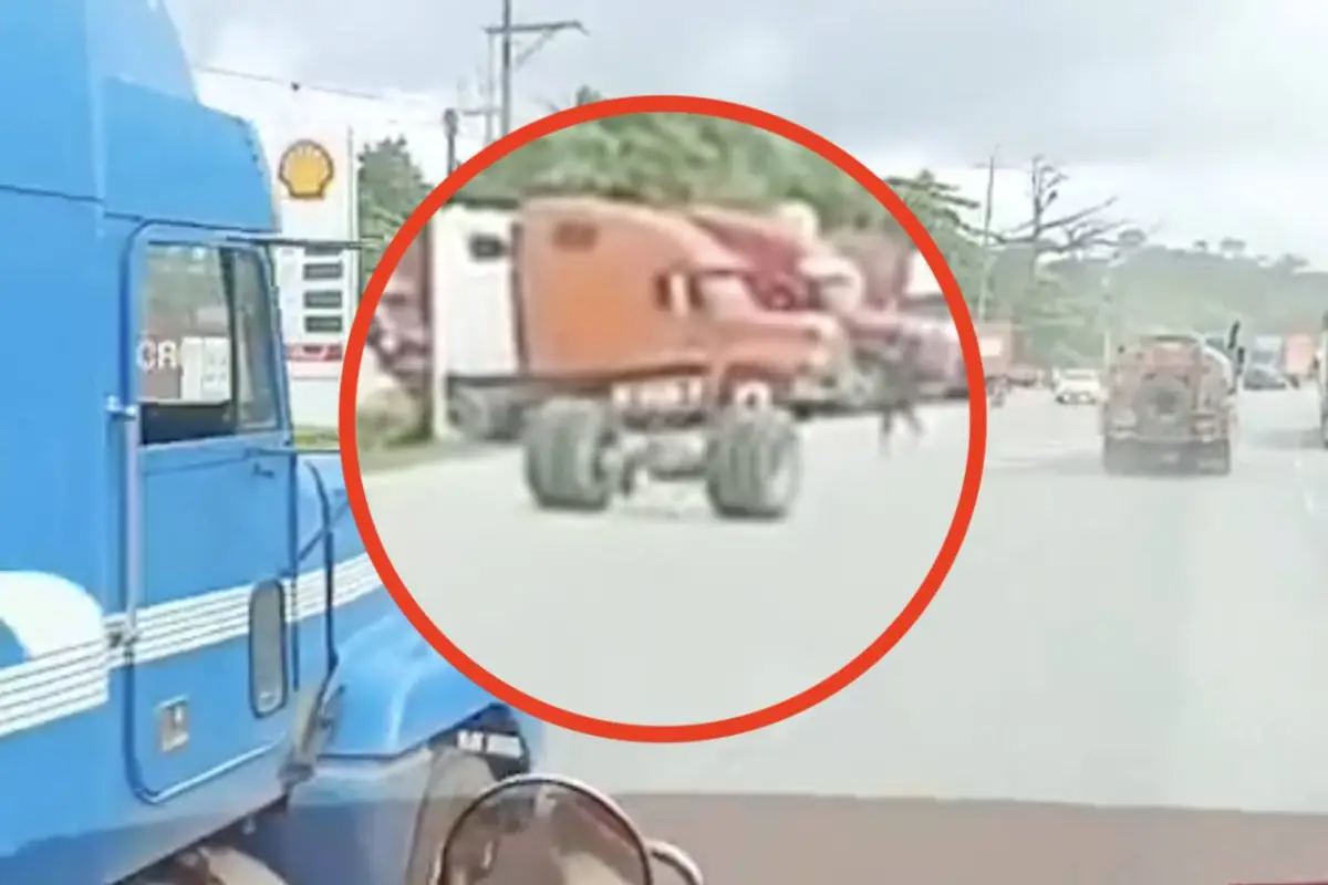 Eje trasero de tráiler se desprende y queda fuera de control en plena carretera., Captura de pantalla video de X.