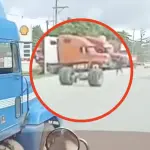 Eje trasero de tráiler se desprende y queda fuera de control en plena carretera. ,Captura de pantalla video de X.