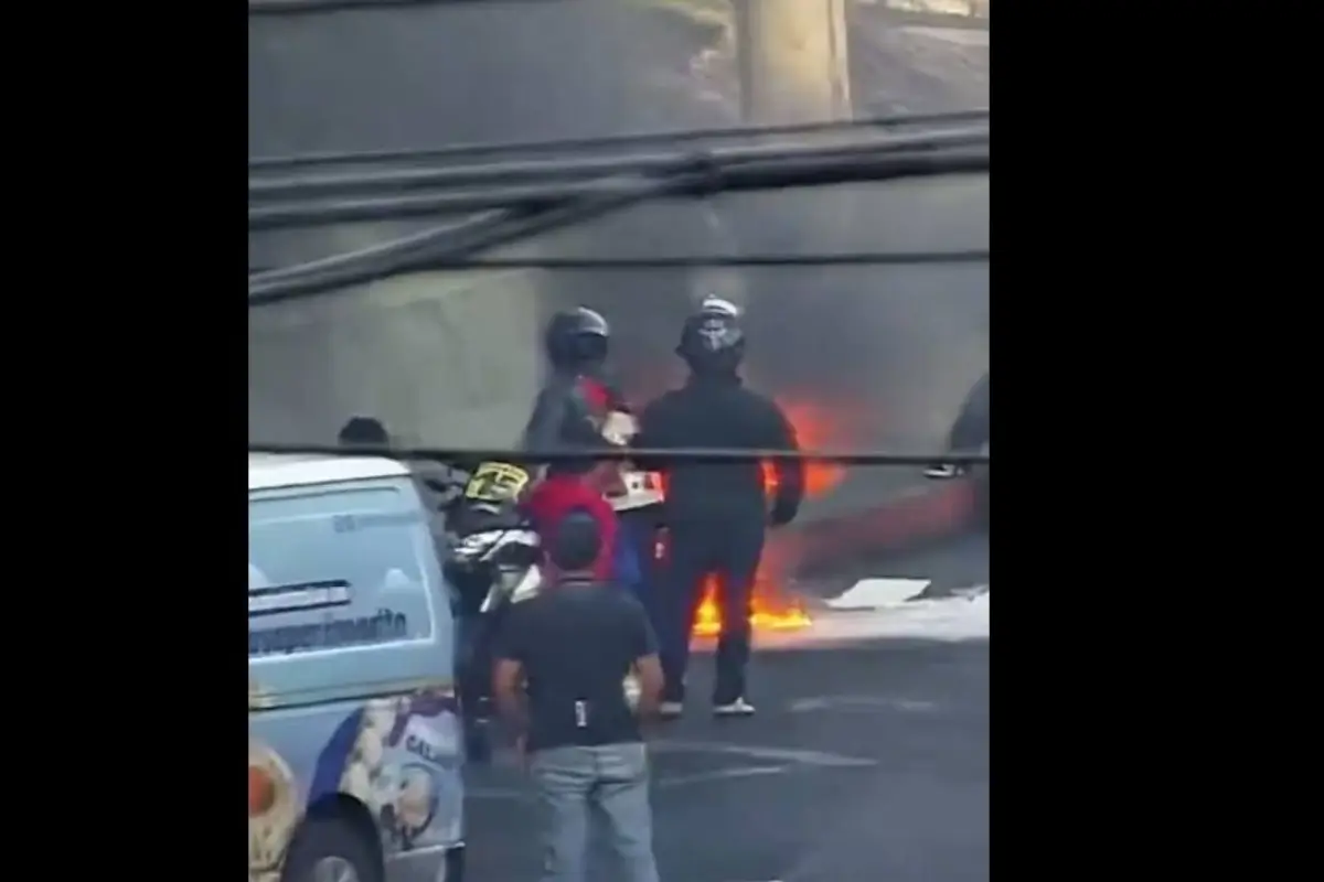 Incendio de motocicleta en la zona 10., PMT capitalina/Montejo