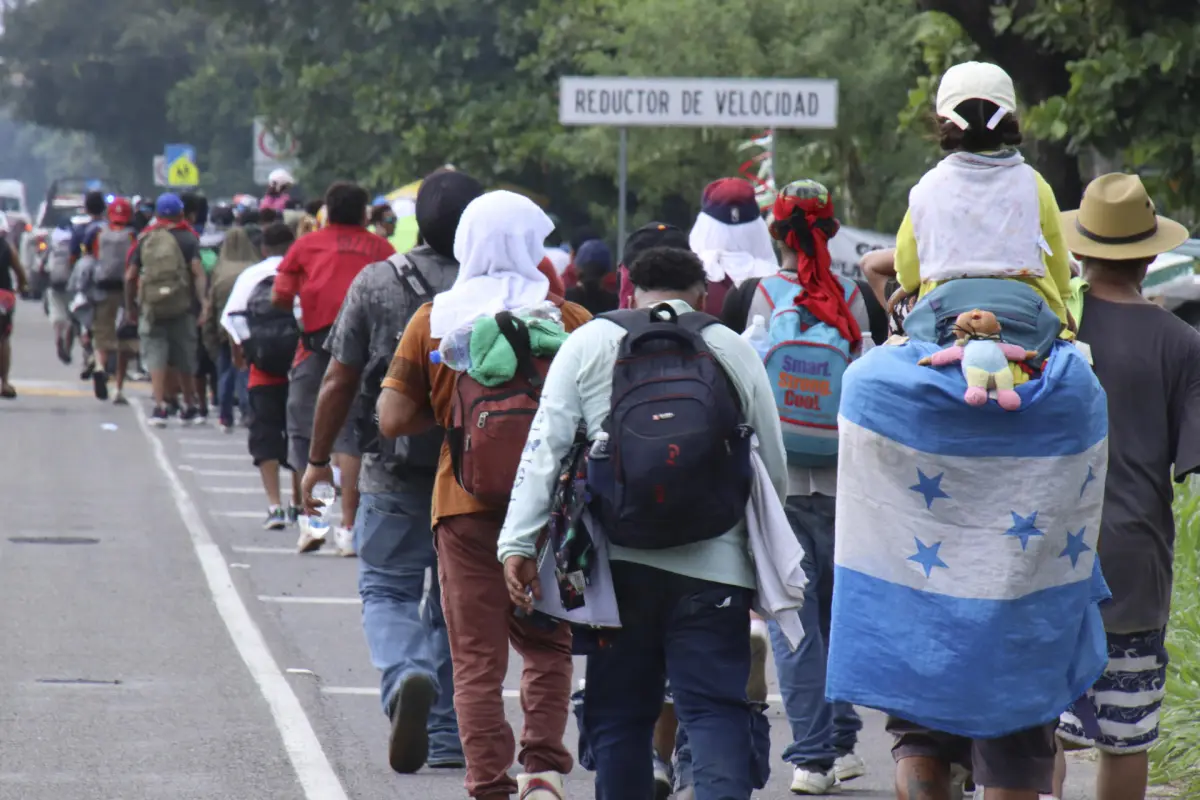 Migrantes procedentes de Centroamérica caminan en caravana, en Tapachula, estado de Chiapas (México),  EFE/Juan Manuel Blanco

