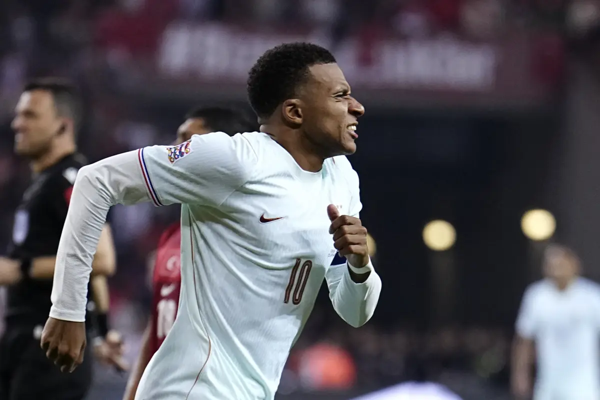 Kylian Mbappé salió lesionado en el duelo Turquía vs. Francia