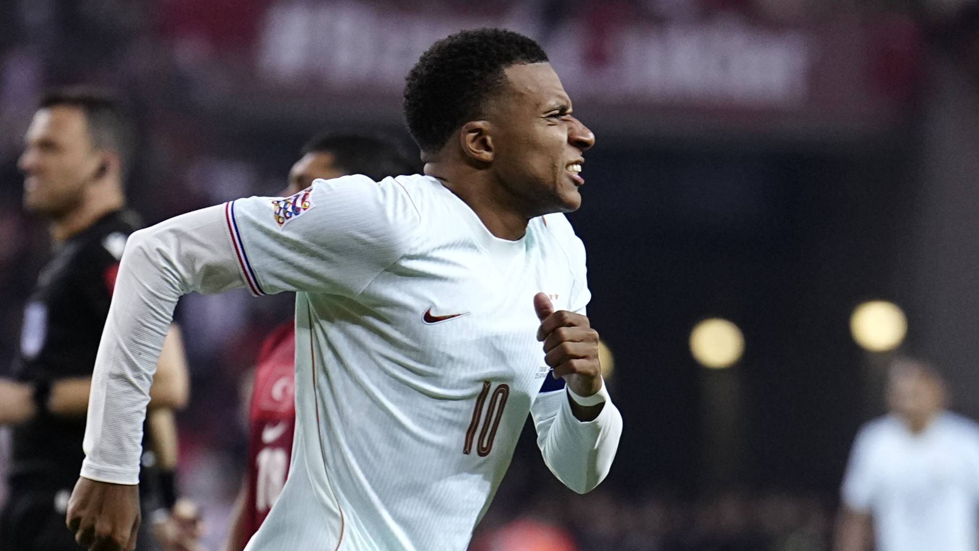 Francia gana ante Turquía, Mbappé se lesiona y abandona la selección