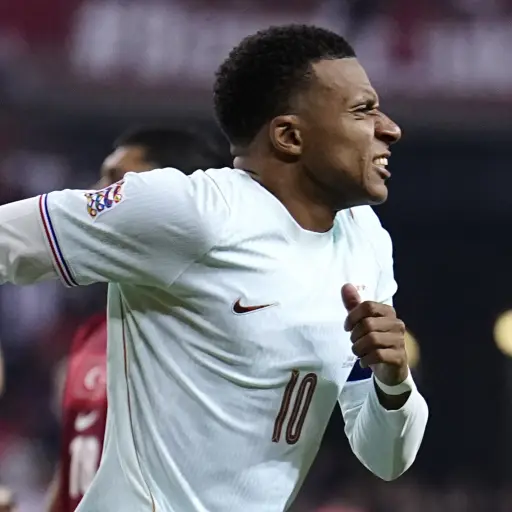 Kylian Mbappé salió lesionado en el duelo Turquía vs. Francia 