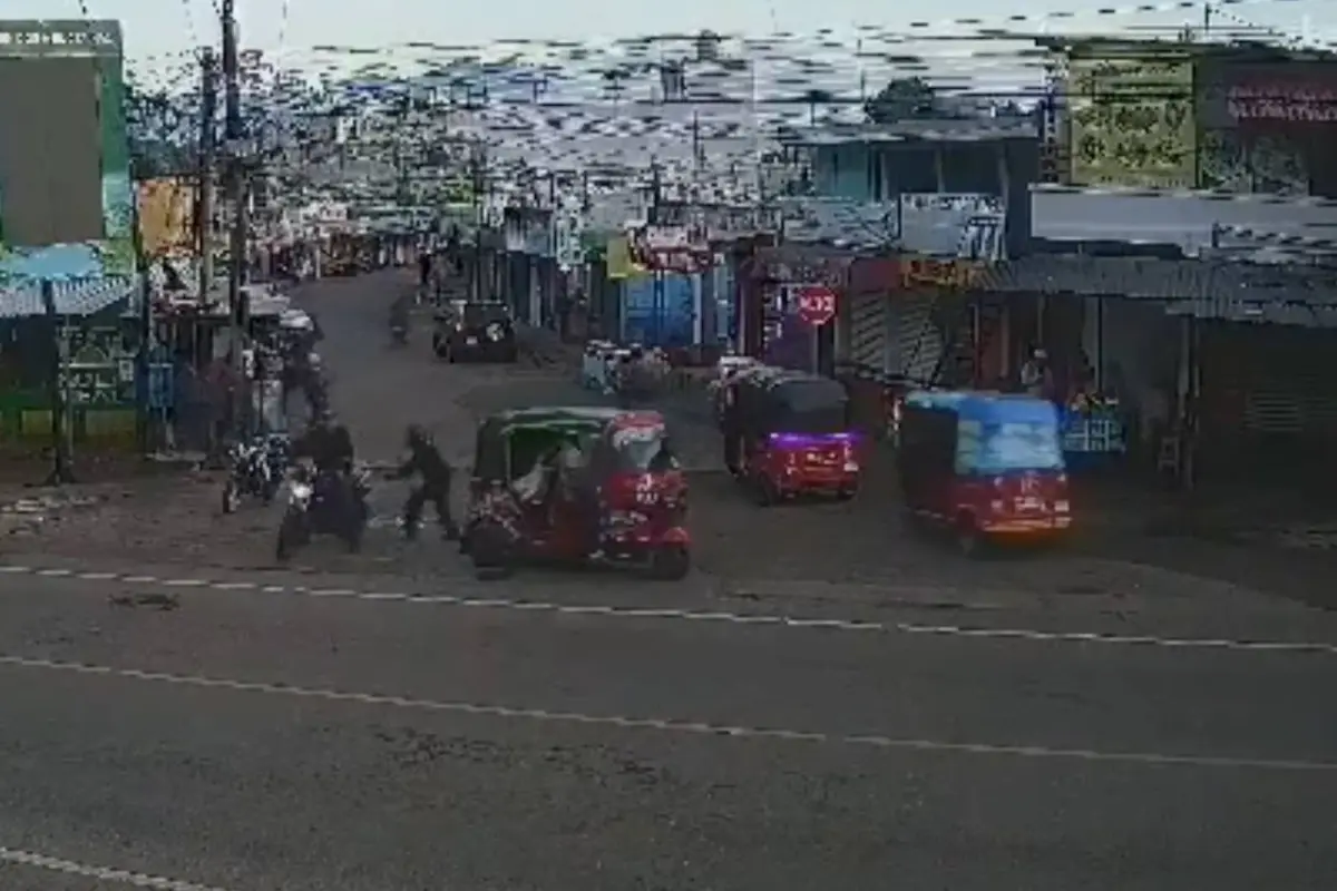 Motosicarios atacan a piloto de tuc tuc en plena vía pública en Barberena., Captura de pantalla video de X.