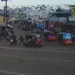 Cámara capta ataque de motosicarios contra piloto de tuc tuc en Barberenat