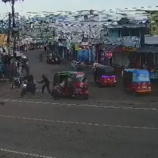 Motosicarios atacan a piloto de tuc tuc en plena vía pública en Barberena. ,Captura de pantalla video de X.