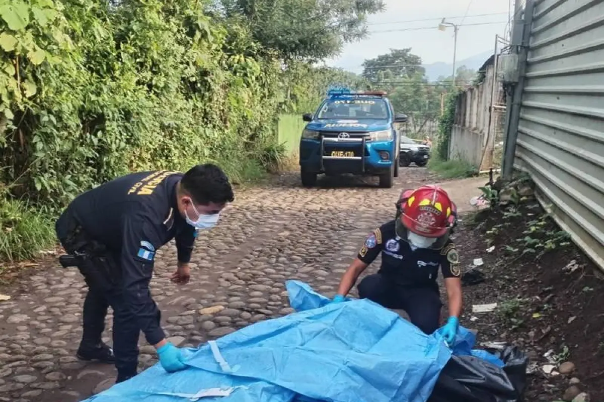 El cuerpo fue localizado en la vía pública en un sector de Quetzaltenango., Bomberos Municipales Departamentales