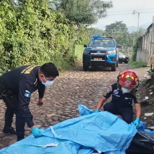 El cuerpo fue localizado en la vía pública en un sector de Quetzaltenango. ,Bomberos Municipales Departamentales