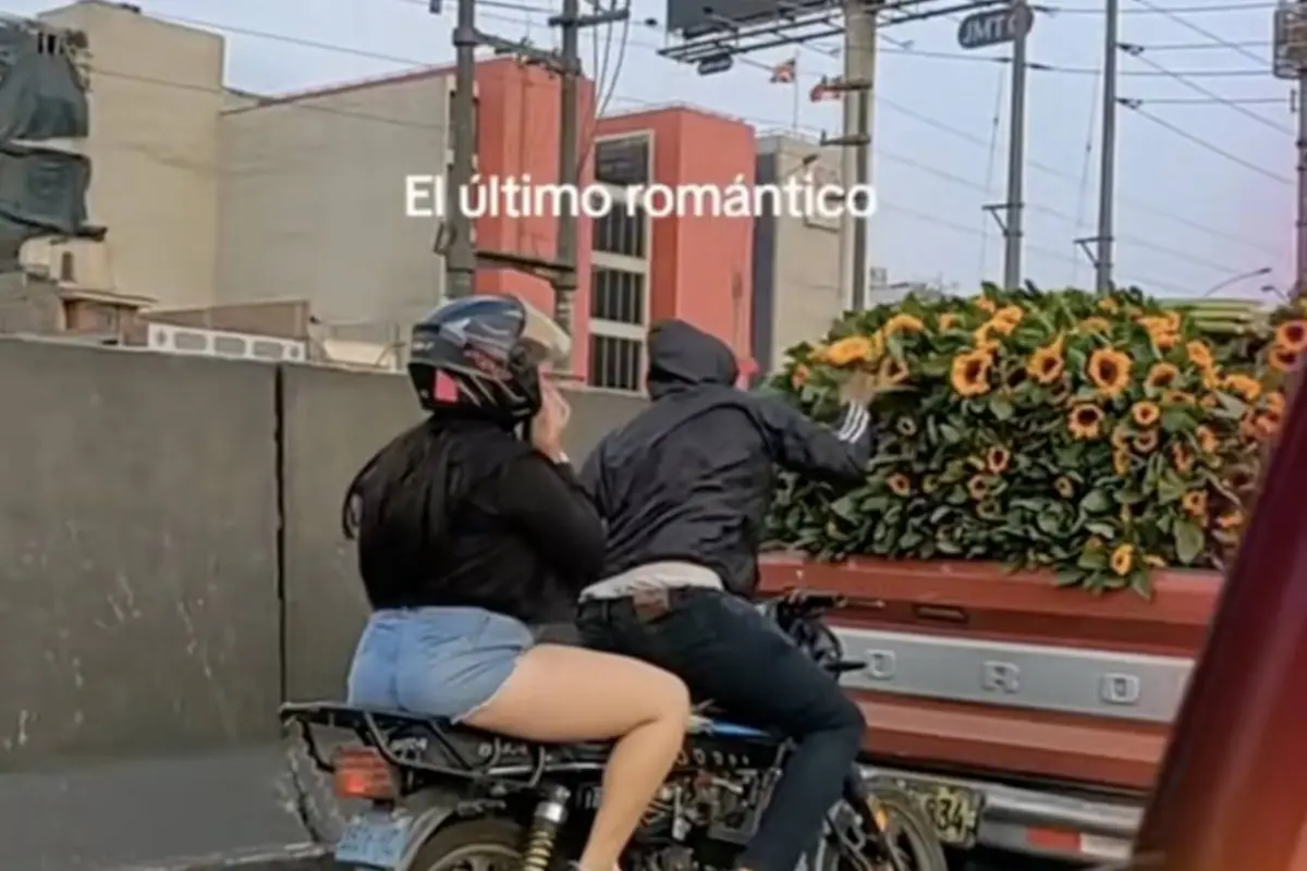 Motorista roba flores amarillas para regalárselas a su novia y desata debate en redes., Captura de pantalla video de TikTok.