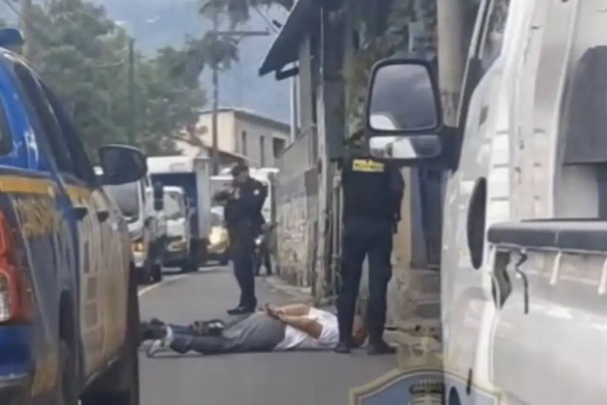 Video muestra la captura de cuatro presuntos pandilleros en la circunvalación de Amatitlán., Captura de pantalla video de Facebook.