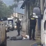 Video muestra la captura de cuatro presuntos pandilleros en la circunvalación de Amatitlán. ,Captura de pantalla video de Facebook.