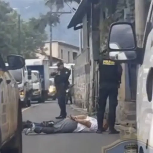 Video muestra la captura de cuatro presuntos pandilleros en la circunvalación de Amatitlán. ,Captura de pantalla video de Facebook.