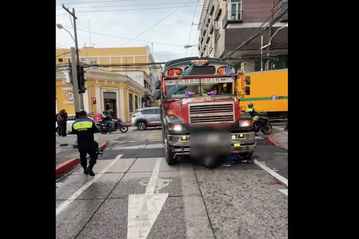 Área donde ocurrió un accidente en el que un motorista resultó herido en zona 1., PMT capitalina/Montejo