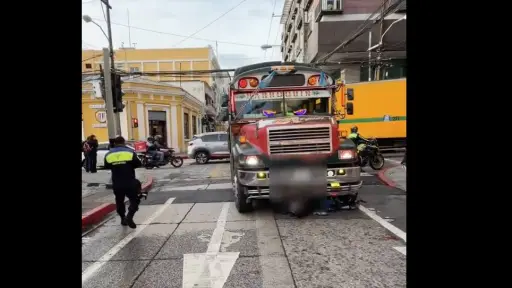 Motorista sufre graves lesiones tras colisión con autobús en zona 1