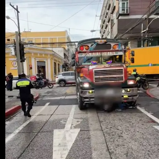 Área donde ocurrió un accidente en el que un motorista resultó herido en zona 1. ,PMT capitalina/Montejo