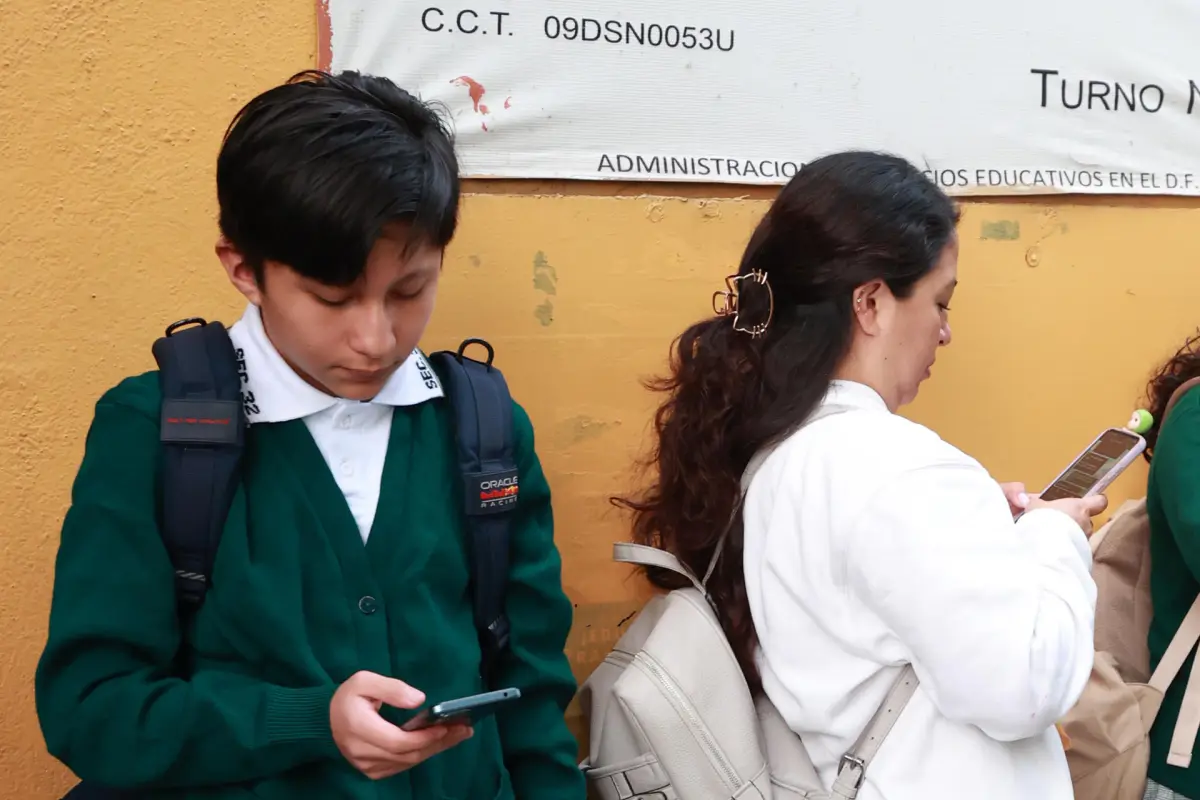Un estudiante de secundaria usa un celular en Ciudad de México (México), Imagen de archivo